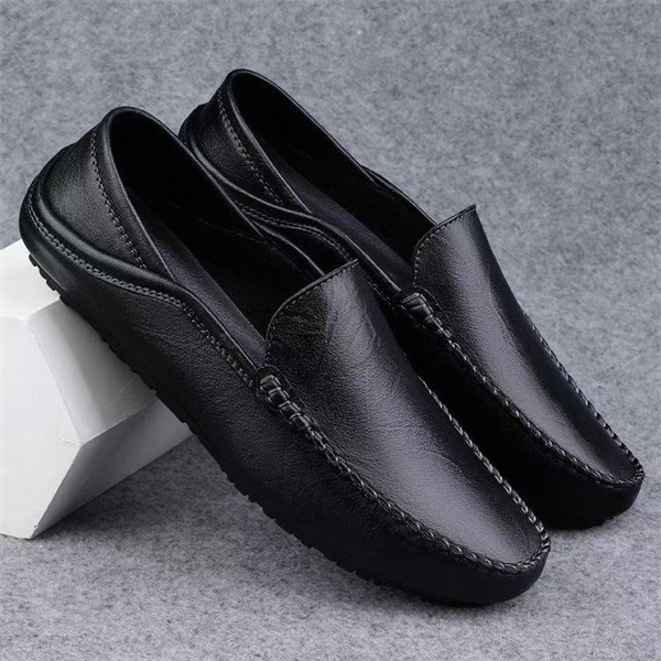 Slip-on business casual leather shoes made of top-grain lychee-patterned cowhide.