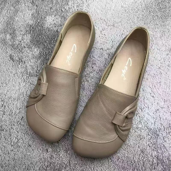 Spring and autumn soft-soled non-slip round-toed flat shoes for middle