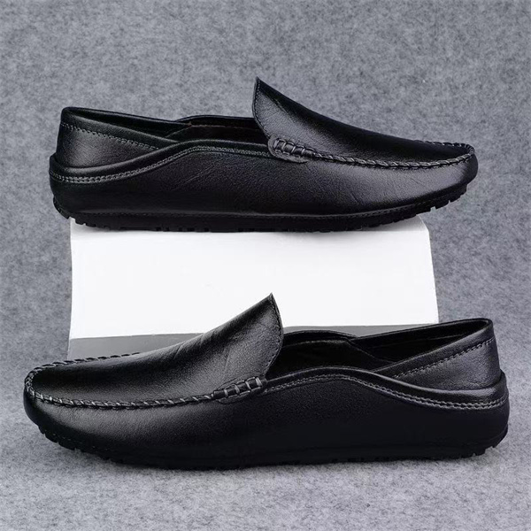 Slip-on business casual leather shoes made of top-grain lychee-patterned cowhide.
