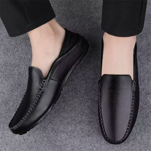 Slip-on business casual leather shoes made of top-grain lychee-patterned cowhide.
