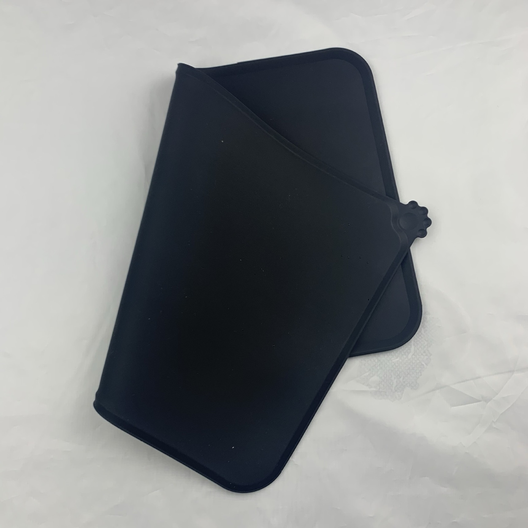 Stop Cockroaches Around Pet Food! 🚫 - Durable Silicone Mat with Raised Edges | Slip-Proof & Chew-Resistant