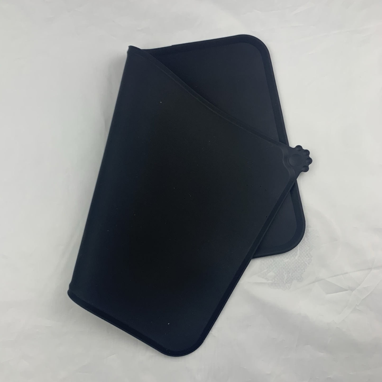 Stop Cockroaches Around Pet Food! 🚫 - Durable Silicone Mat with Raised Edges | Slip-Proof & Chew-Resistant