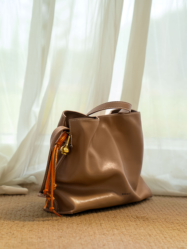 Vegetable-tanned cowhide cloud bag