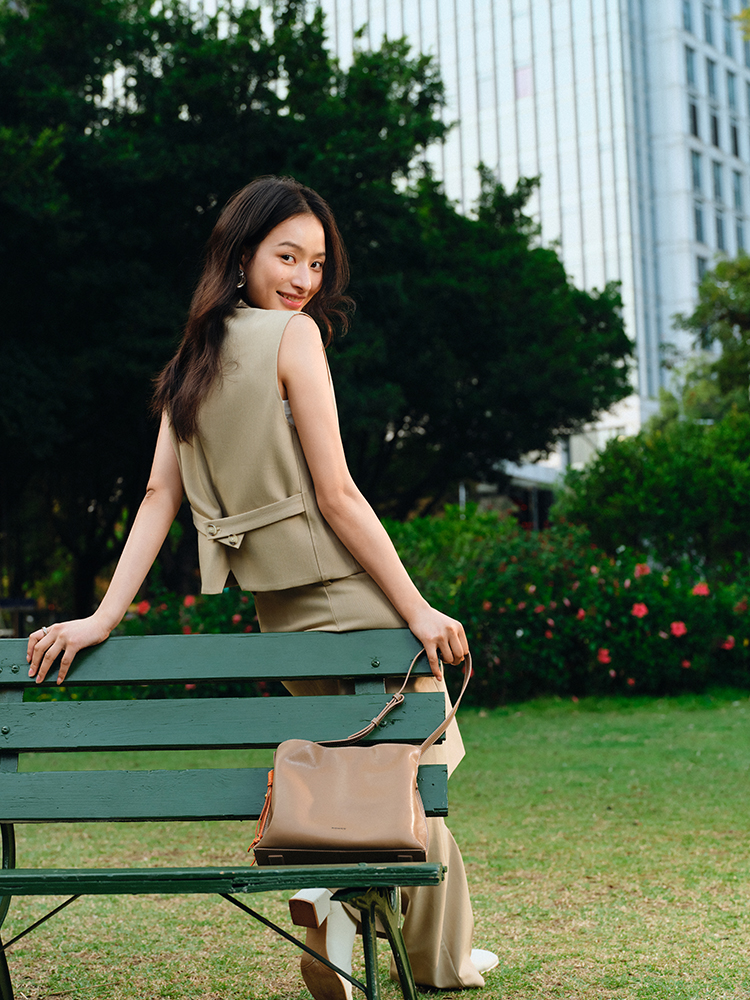 Vegetable-tanned cowhide cloud bag