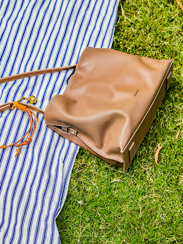 Vegetable-tanned cowhide cloud bag