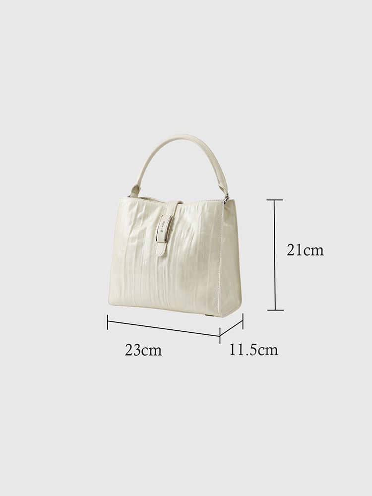 Oil wax bucket bag