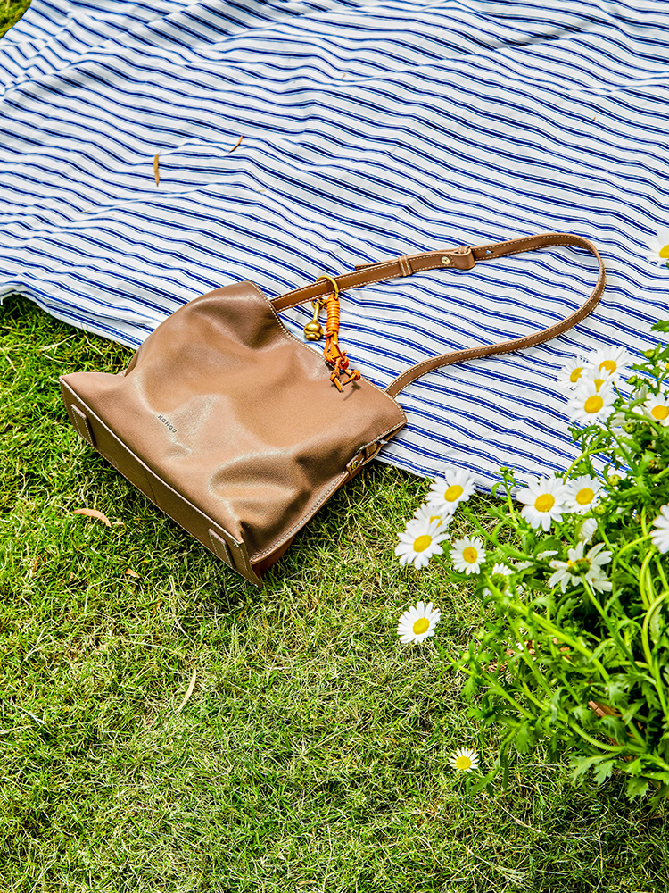 Vegetable-tanned cowhide cloud bag