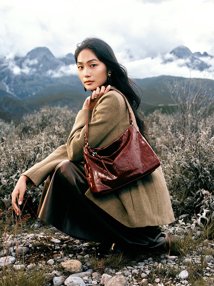 Oil wax single-shoulder bag