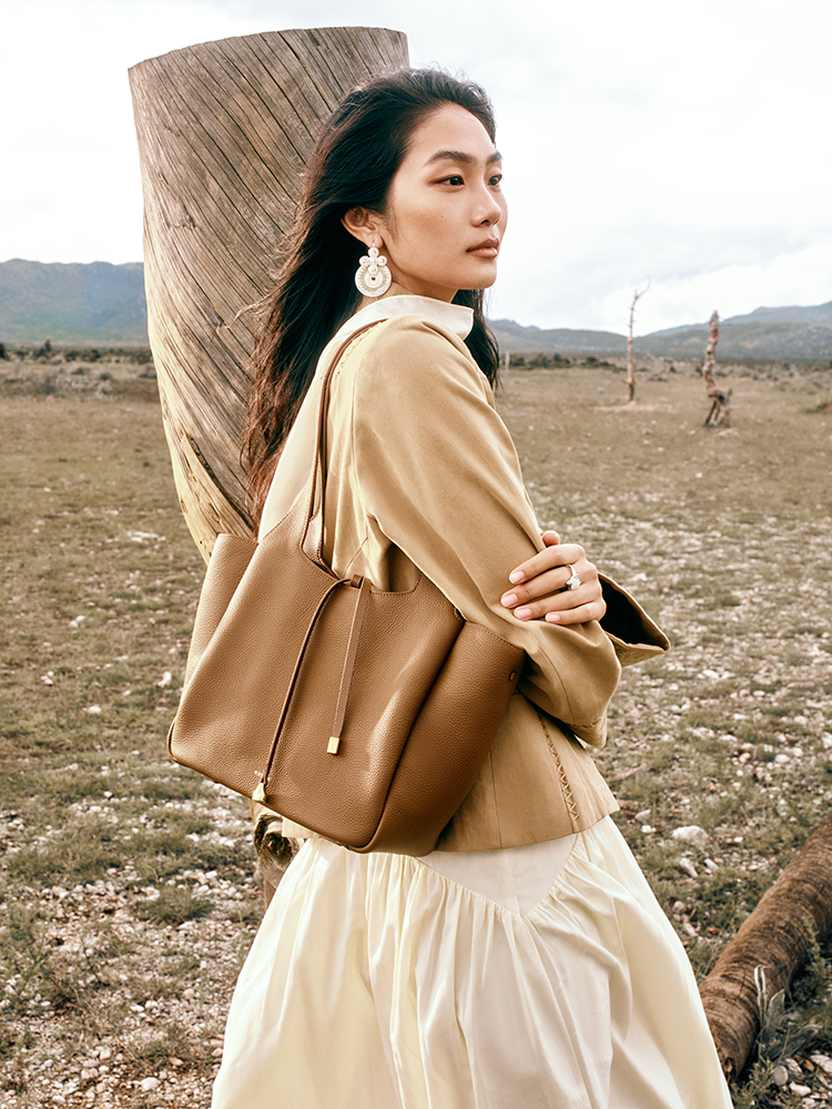 Large-capacity tote bag