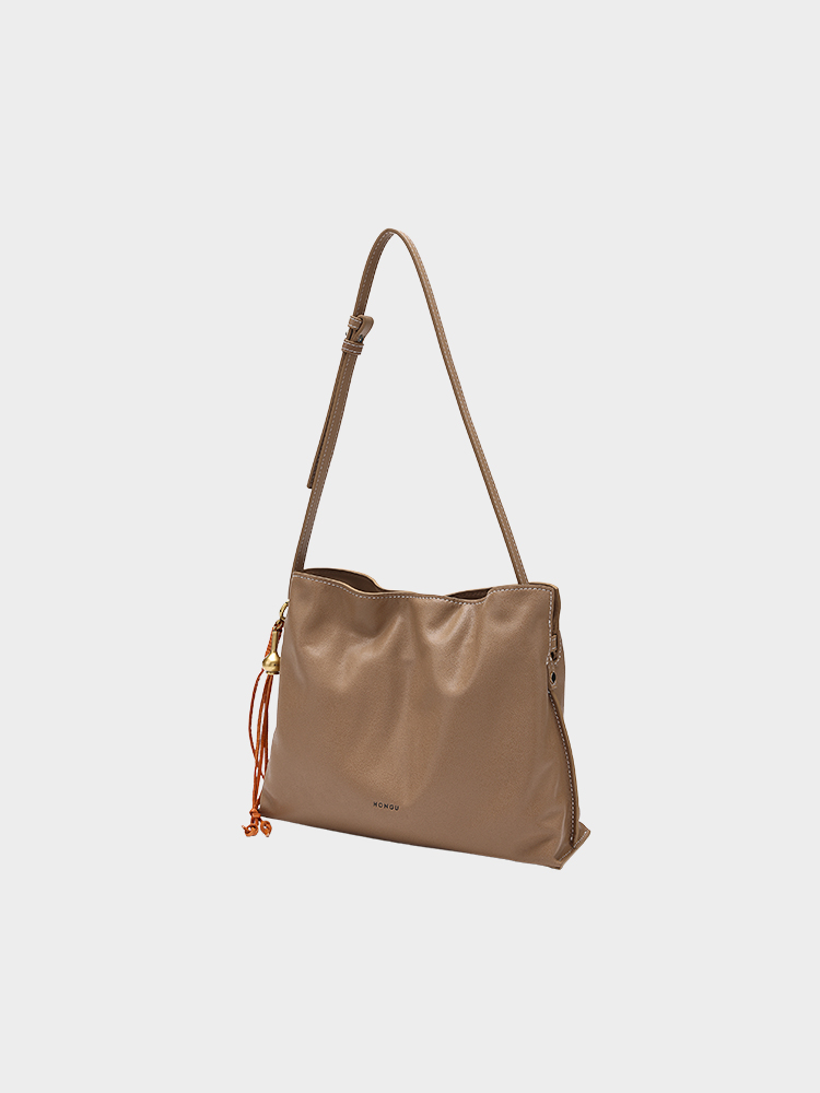 Vegetable-tanned cowhide cloud bag