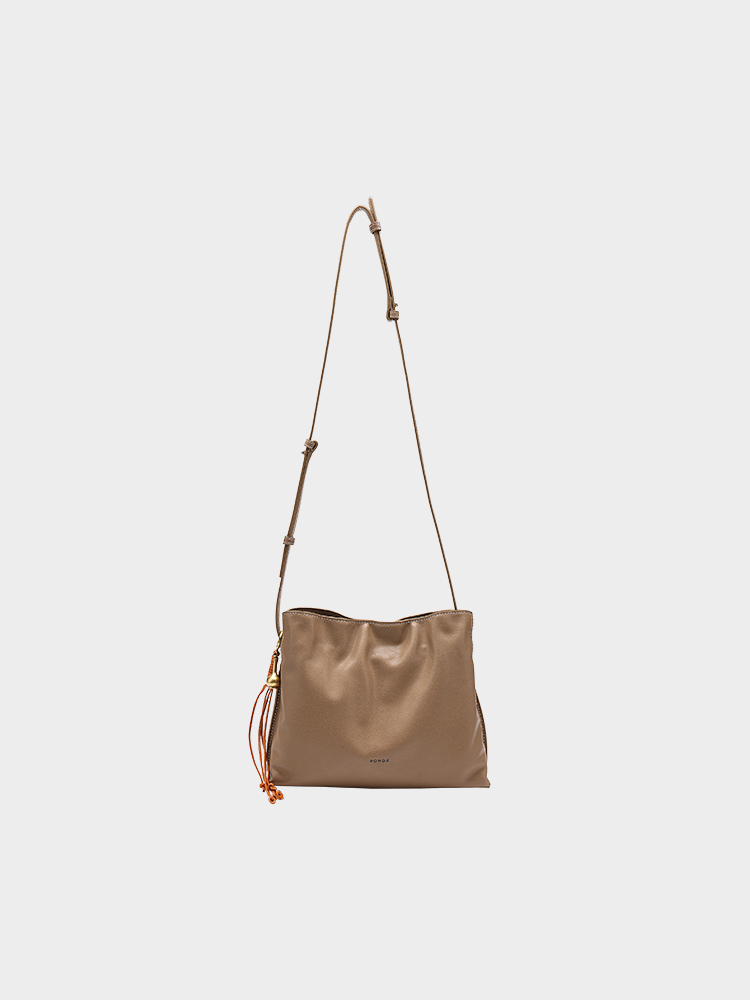 Vegetable-tanned cowhide cloud bag