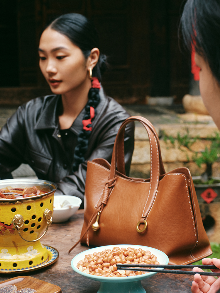 Large-Capacity Commuter Tote