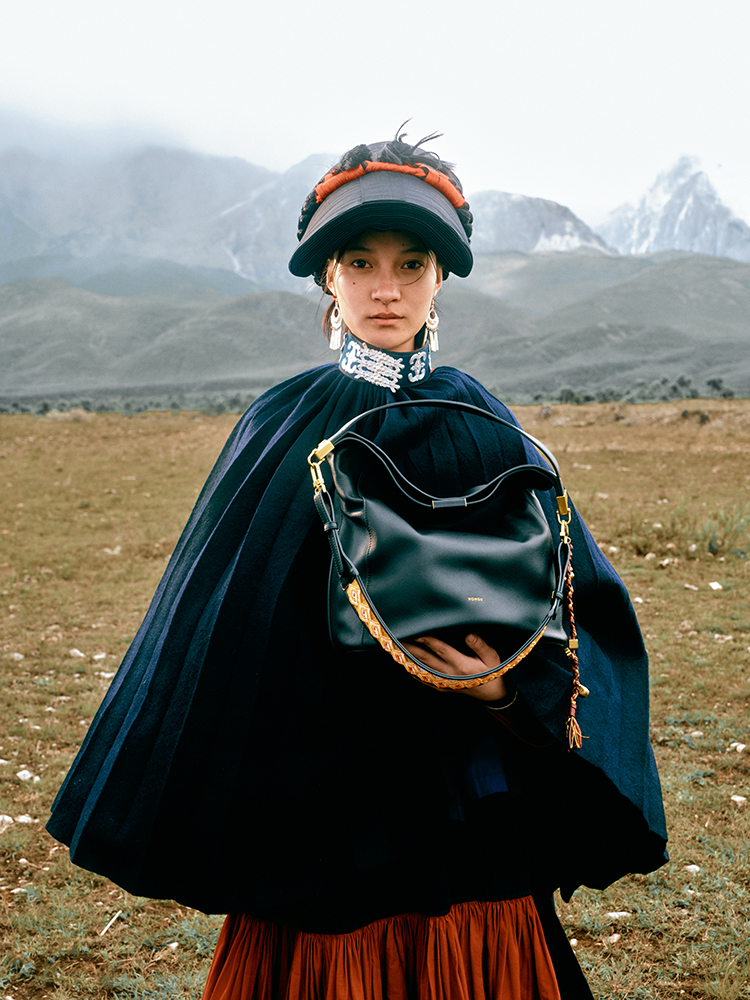 Eaves-Inspired Handheld Bag