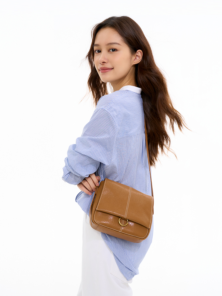 Vegetable-tanned cowhide crossbody bag