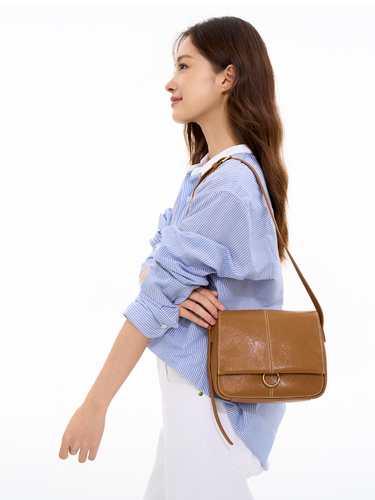 Vegetable-tanned cowhide crossbody bag