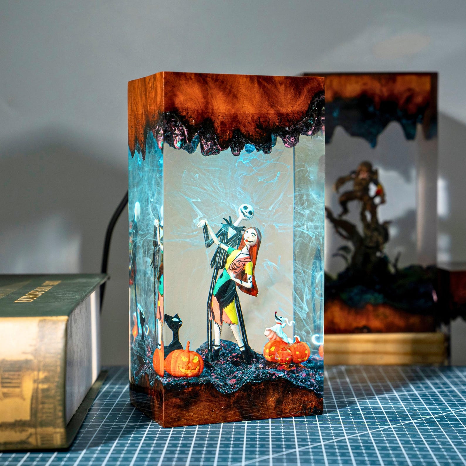 Halloween Resin Epoxy Night Lamp – Spooky Hand, Bats & Pumpkin Gothic Home Decor Light