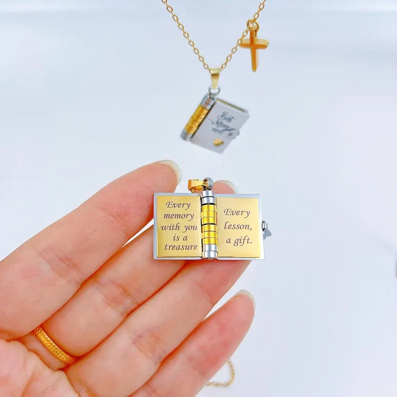 🌸 Best Mom Ever – Personalized Mini Book Necklace