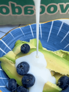 Jetzt gepflanzte Avocado-Setzlinge, die in zwei Monaten Früchte tragen.