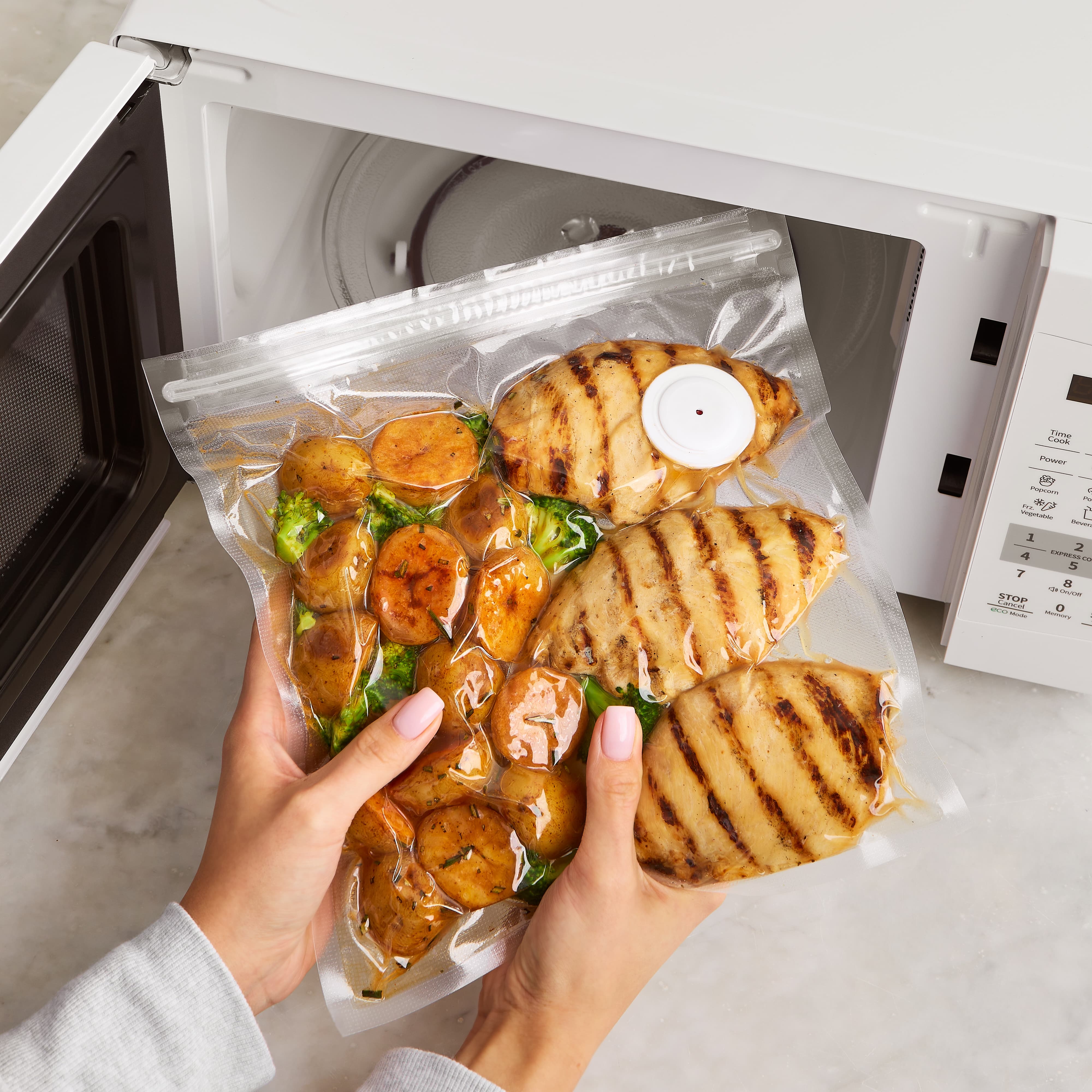 Pawdear compact vacuum sealer. Vacuum Seals your food in 5 seconds. Easy To Use. Rechargeable battery.-PawDear