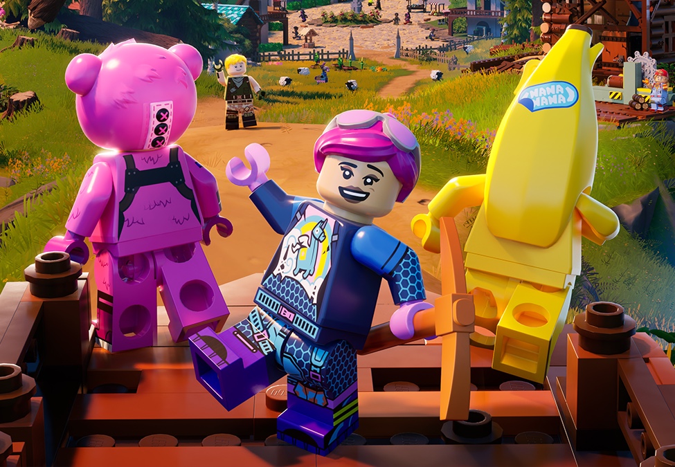 ピンクのくまちゃん（カドルチームリーダー）、ブライトボンバー、アドベンチャーピーリーという3体のレゴFortniteミニフィギュアが写った、ビデオゲームFortniteの静止画像