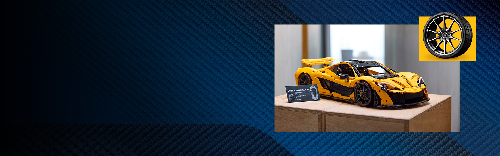 木製の台に置かれたオレンジ色のMcLarenスーパーカーのレゴモデル