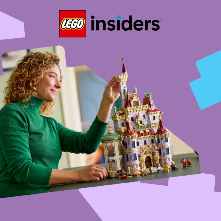 左側には、レゴブロックのシルエットの中にレゴ Insidersのロゴがある画像。右側には、女性がテーブルで「レゴ ǀ ディズニープリンセス 美女と野獣のおしろ」セットのタワーの一番上に最後のレゴブロックを組み立てている画像。
