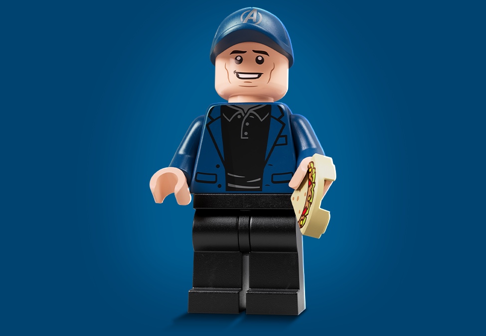 青色の背景に、ケヴィン・ファイギのレゴミニフィギュアがあります