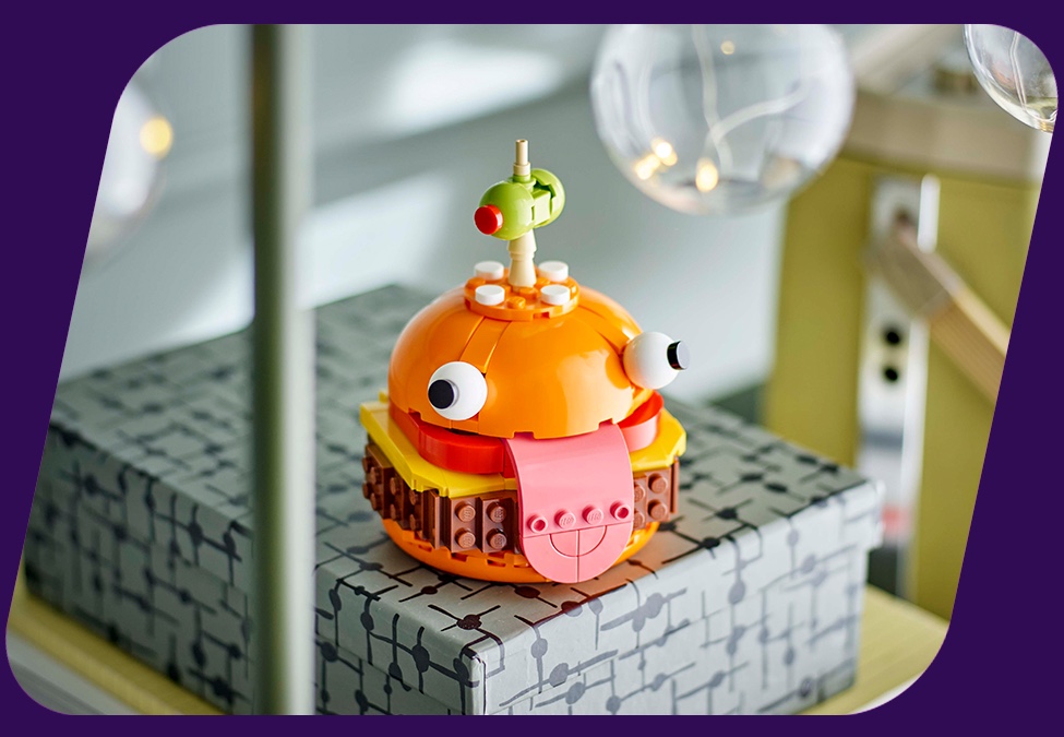 棚に置かれたレゴ フォートナイト ダーバーガーのモデル