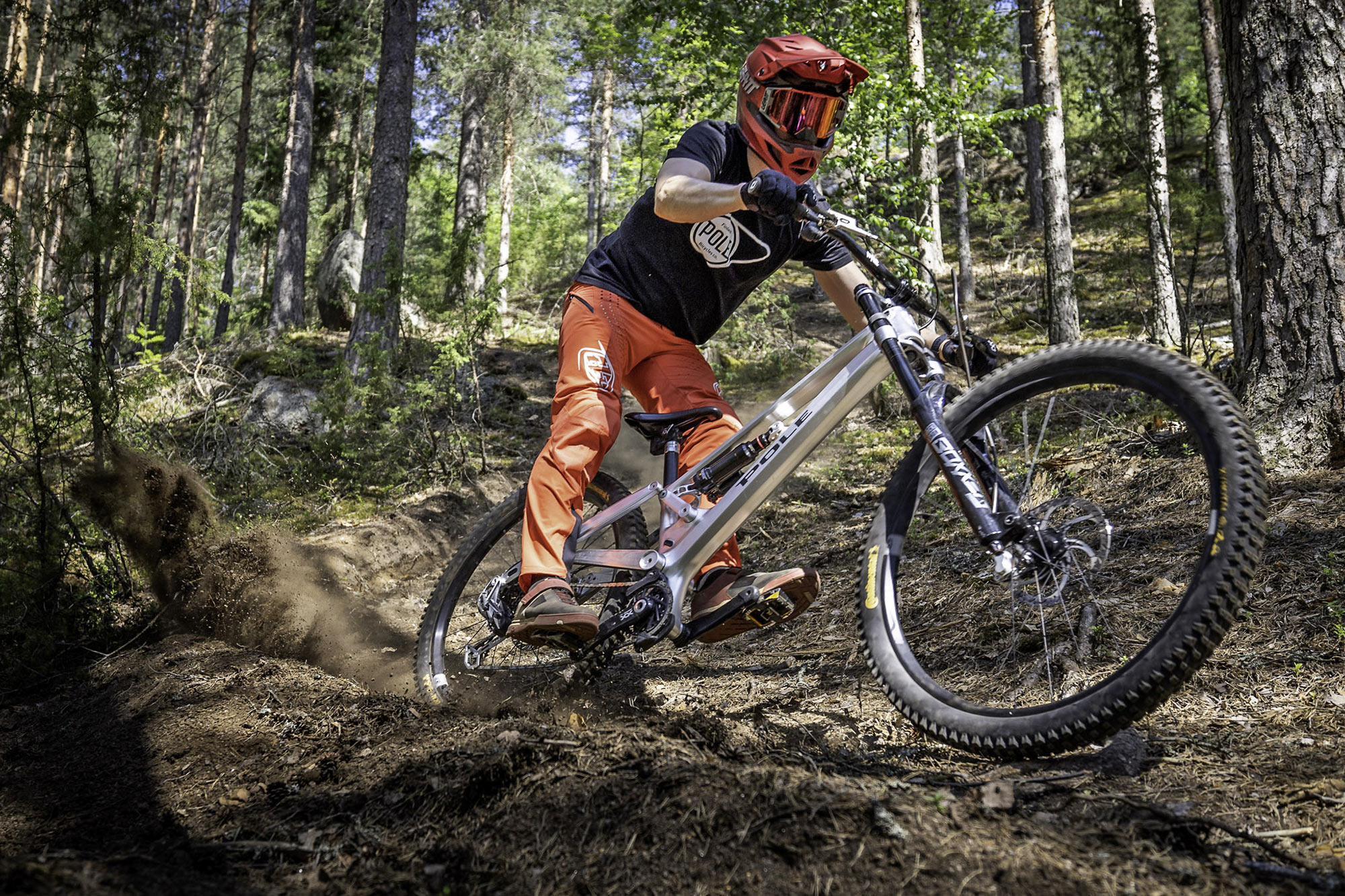 Pole Onni DH 自行车和 Sonni eMTB 重力电动自行车采用芬兰 CNC 合金制造,骑乘 Onni Downduro