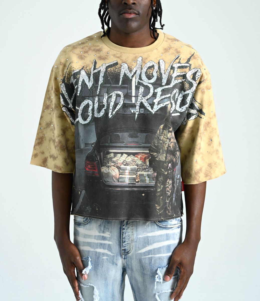 TAKER MEN'S SILENT MOVES, LOUD RESULTS CROPPED T-SHIRT SAND