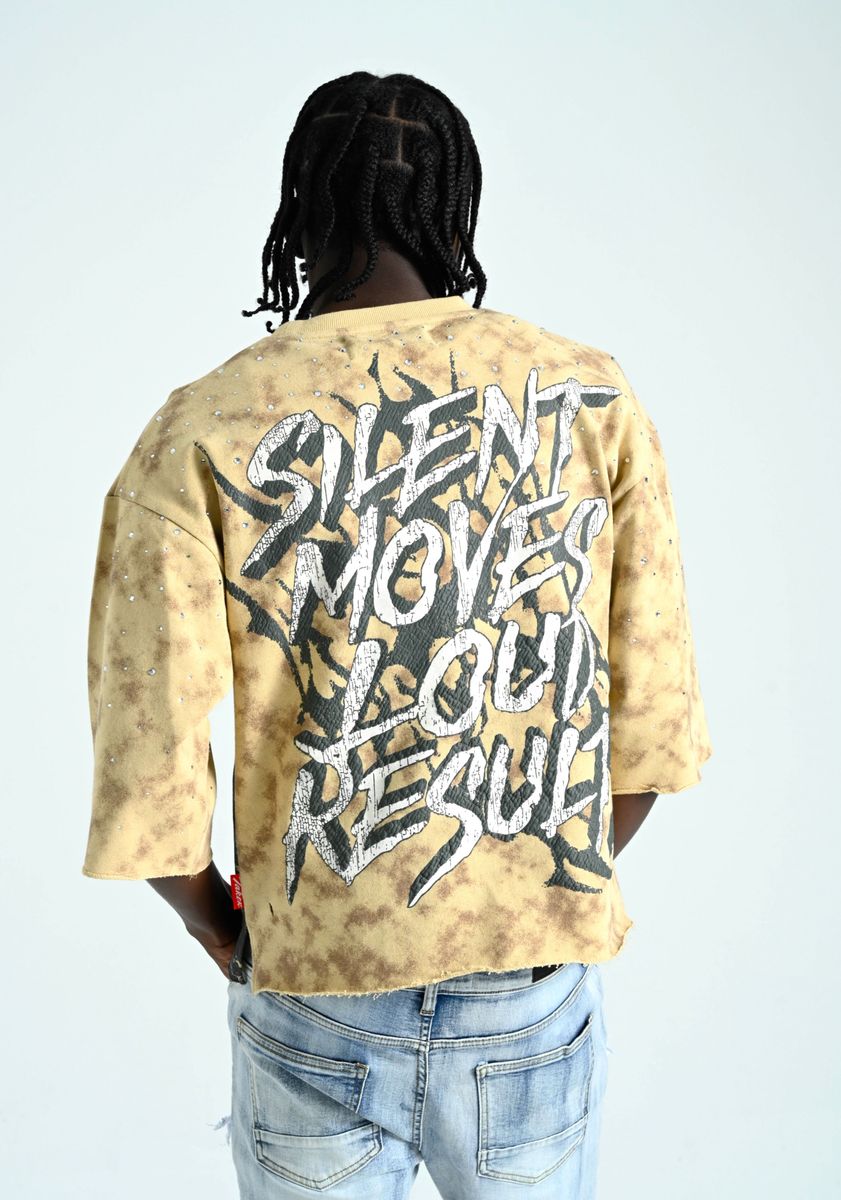 TAKER MEN'S SILENT MOVES, LOUD RESULTS CROPPED T-SHIRT SAND