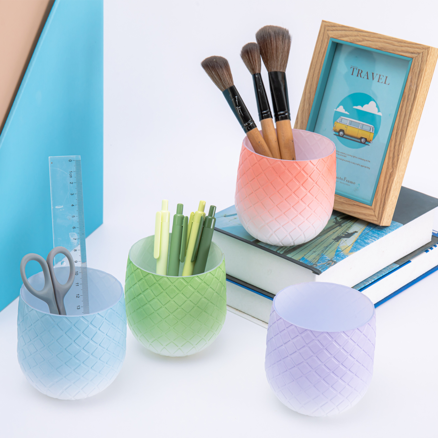 Y YOMA 1 Pack Pen Holder for Desk Cute Plastic Pencil Cup Pen Container Square Organizer Modern Aesthetic Design Desktop Storage Solution for Pens, Pencils, Marker, Makeup Brush, Gradient Peach