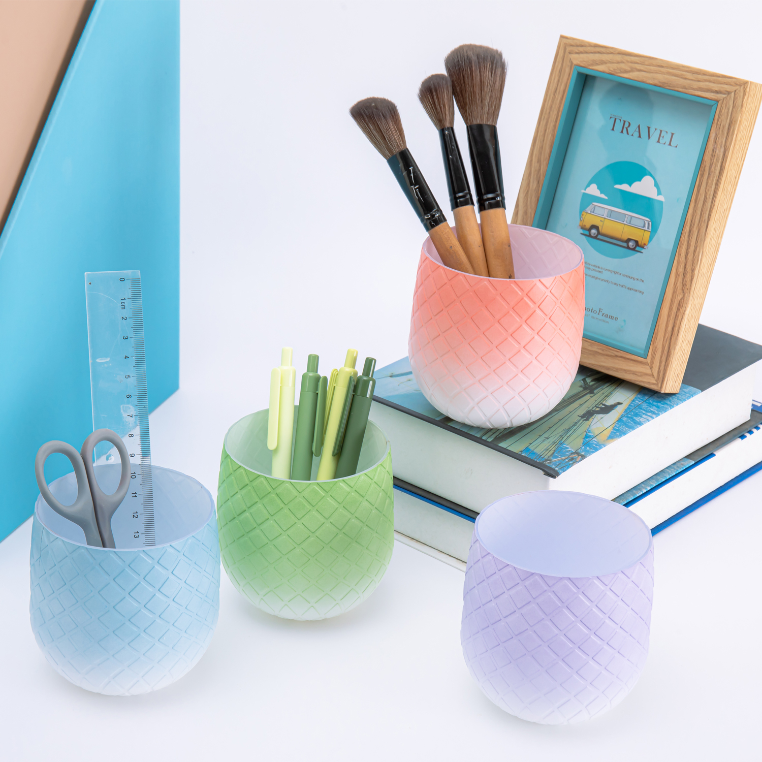 Y YOMA 1 Pack Pen Holder for Desk Cute Plastic Pencil Cup Pen Container Square Organizer Modern Aesthetic Design Desktop Storage Solution for Pens, Pencils, Marker, Makeup Brush, Gradient Peach