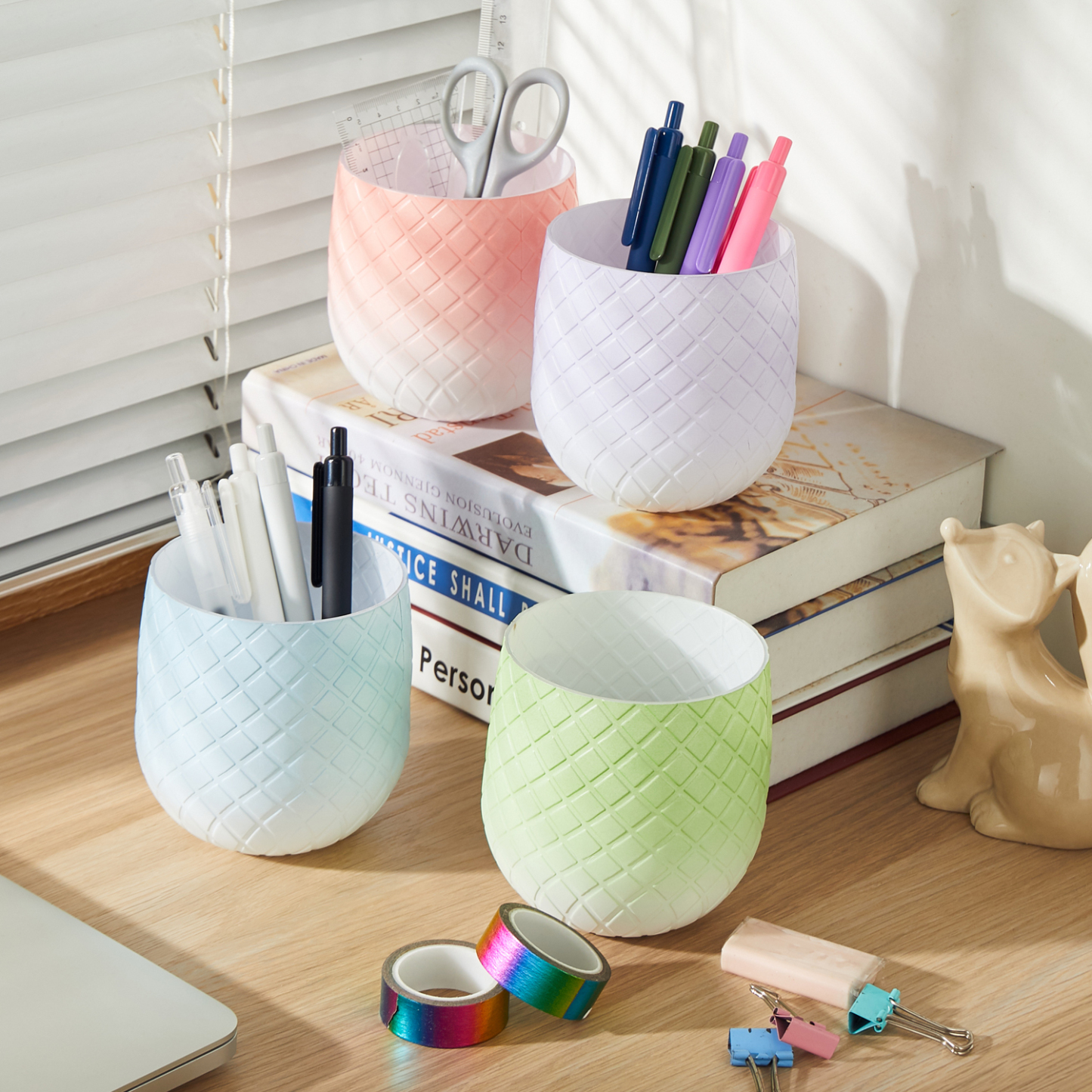 Y YOMA 1 Pack Pen Holder for Desk Cute Plastic Pencil Cup Pen Container Square Organizer Modern Aesthetic Design Desktop Storage Solution for Pens, Pencils, Marker, Makeup Brush, Gradient Peach