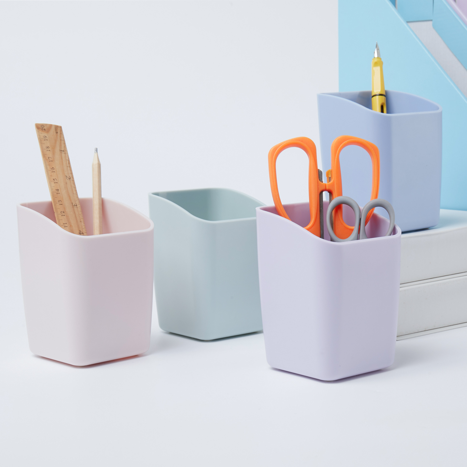 Y YOMA 1 Pack Pen Holder for Desk Cute Plastic Pencil Cup Pen Container Square Organizer Modern Aesthetic Design Desktop Storage Solution for Pens, Pencils, Marker, Makeup Brush, Morandi Green