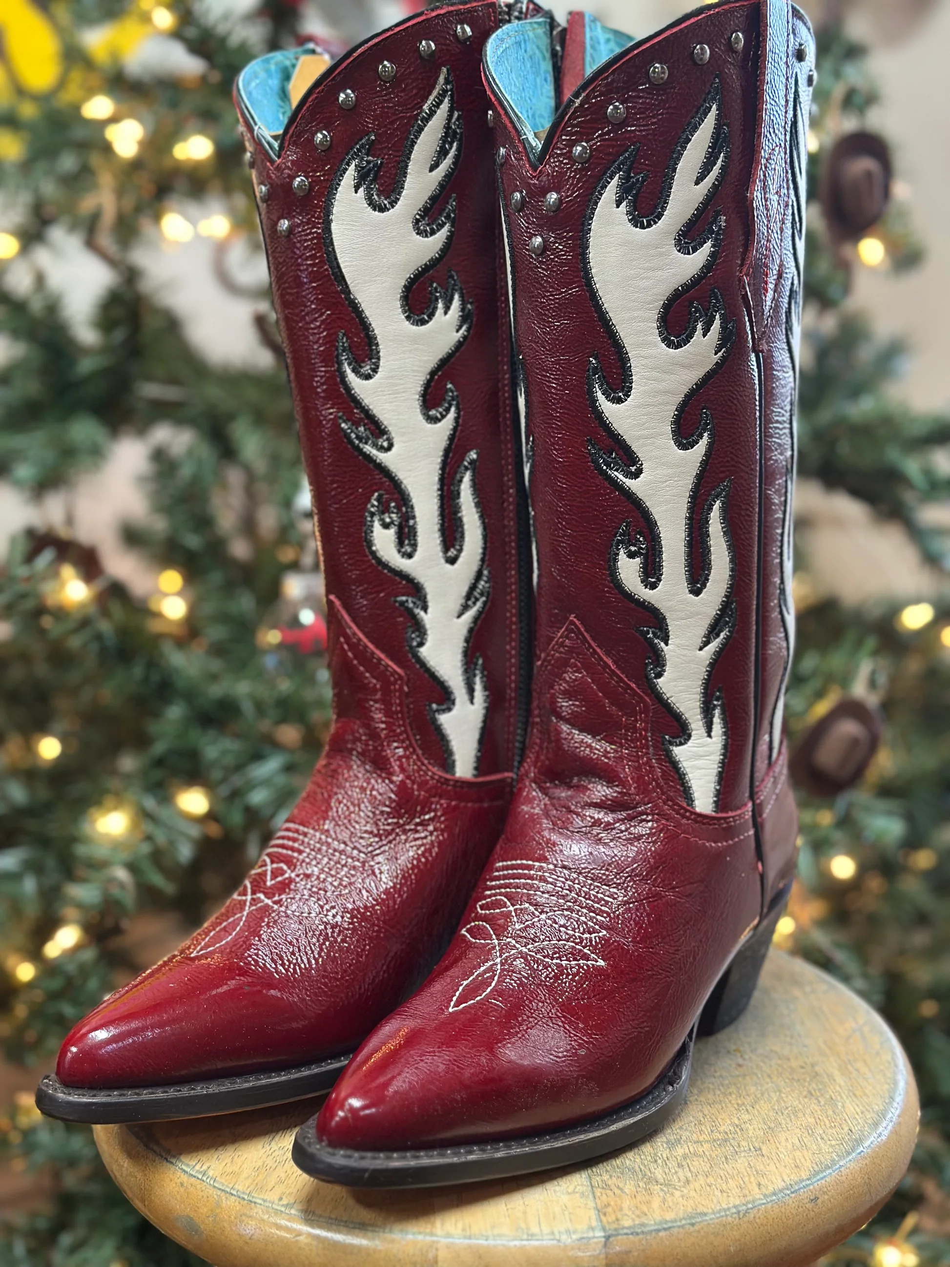 A4623 Embroidery Leather Red Lighting Boots