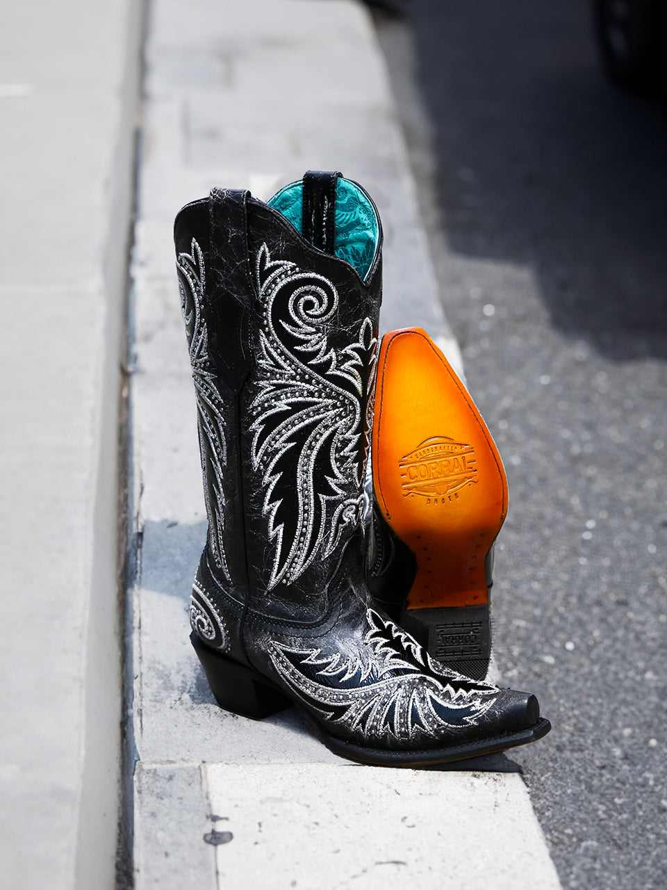 Z5209 - WOMEN'S WHITE EMBROIDERY, OVERLAY AND STUDS BLACK SNIPT TOE COWBOY BOOT