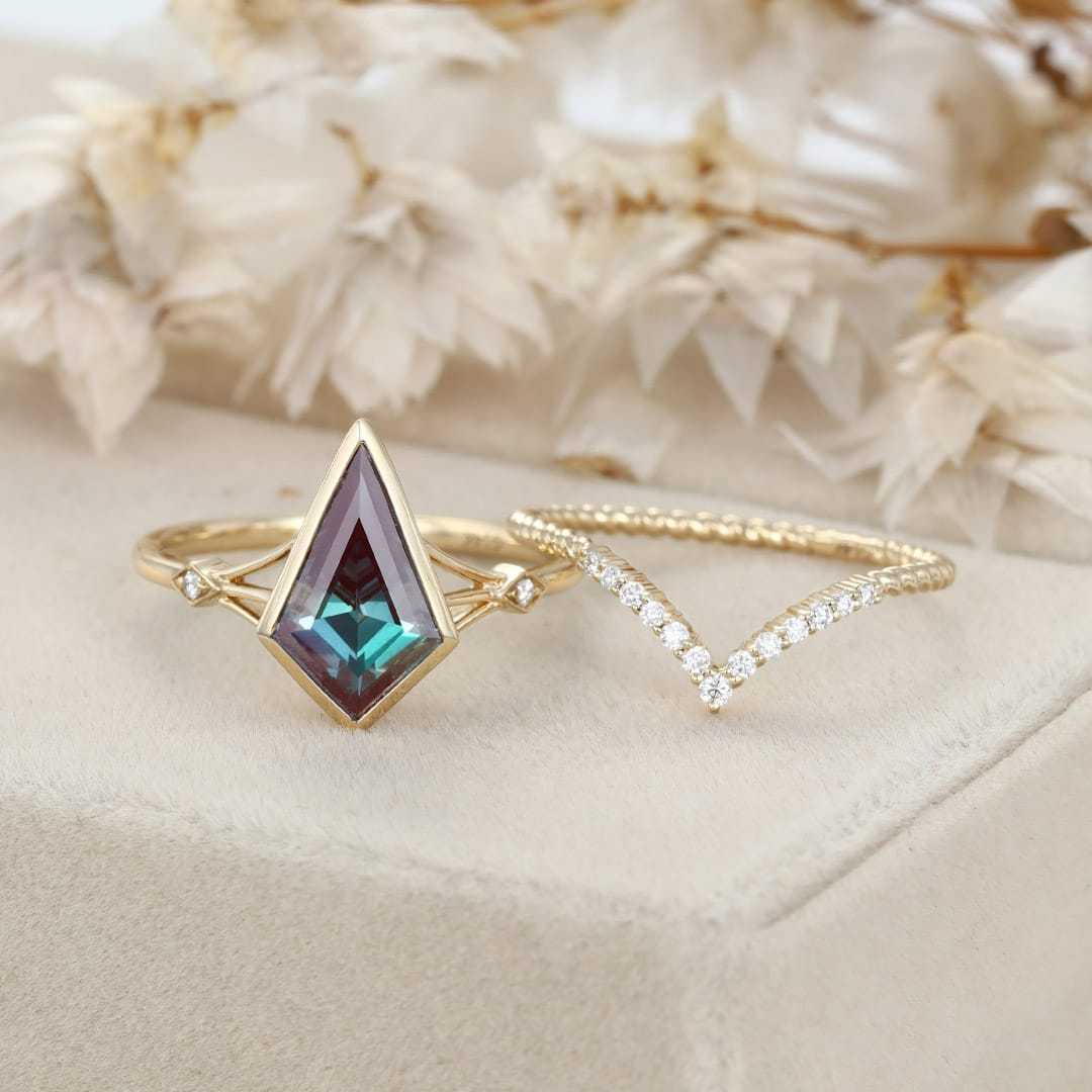 Kite cut Lab Alexandrite engagement Ring Set Vintage 14K Solid Gold Ring Unique Diamond Ring Curved Wedding Band Anniversary Gift