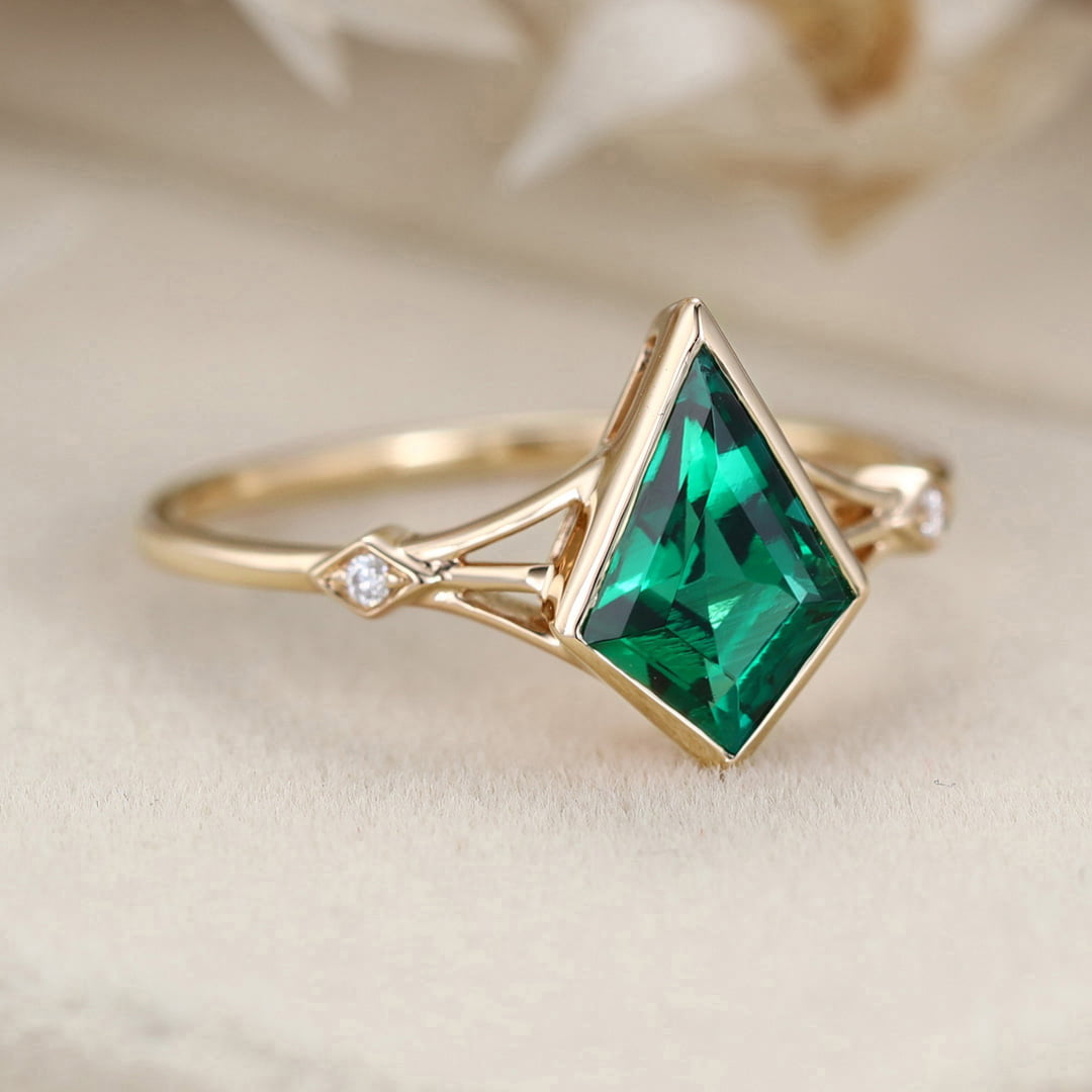 Unique kite cut Lab Emerald engagement ring art deco diamond wedding band 14k Yellow gold moissanite engagement ring anniversary gift ring