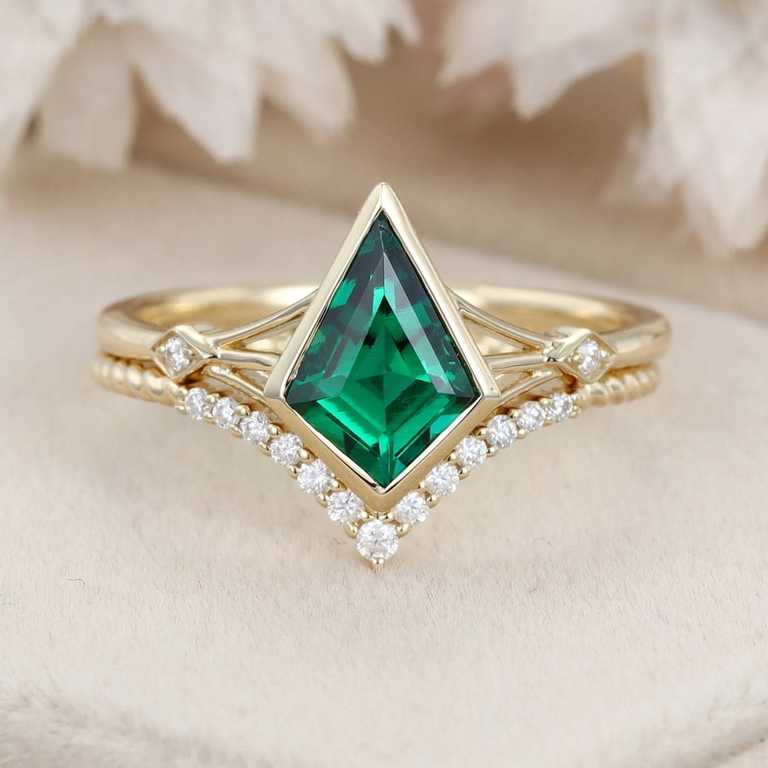 Unique kite cut Lab Emerald engagement ring set for women vintage bridal wedding ring 14k Yellow gold engagement moissanite ring set gift