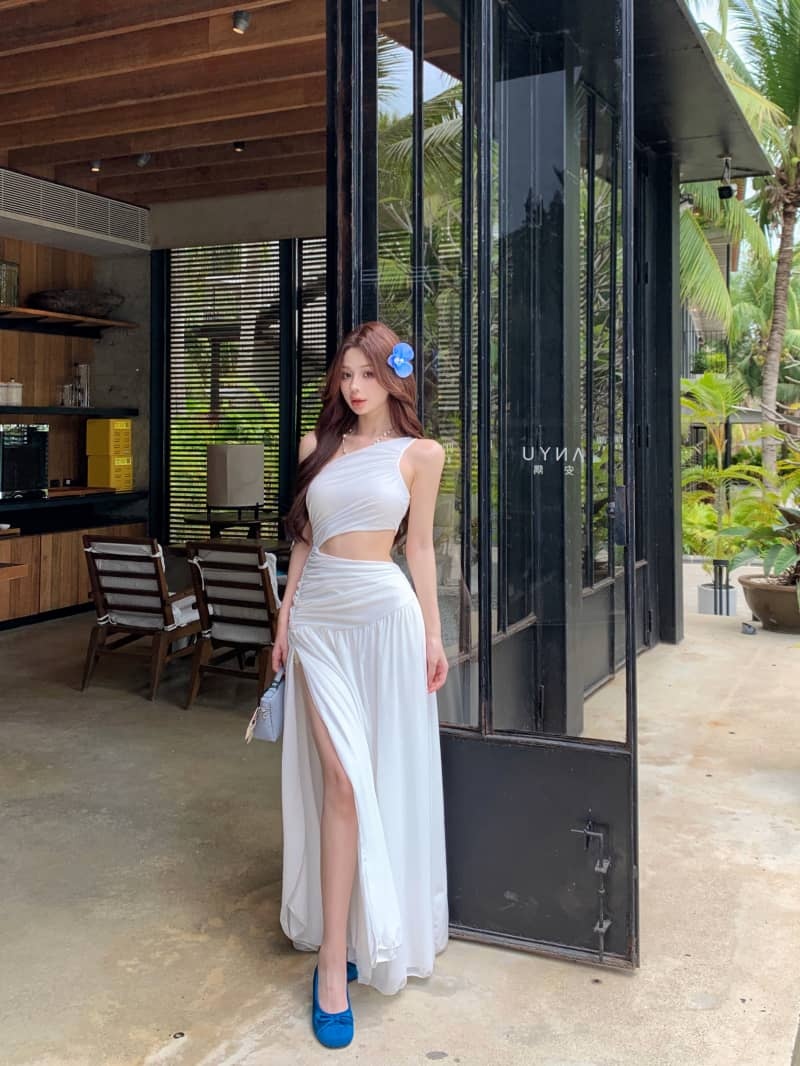 Sleeveless Dress with Cutout