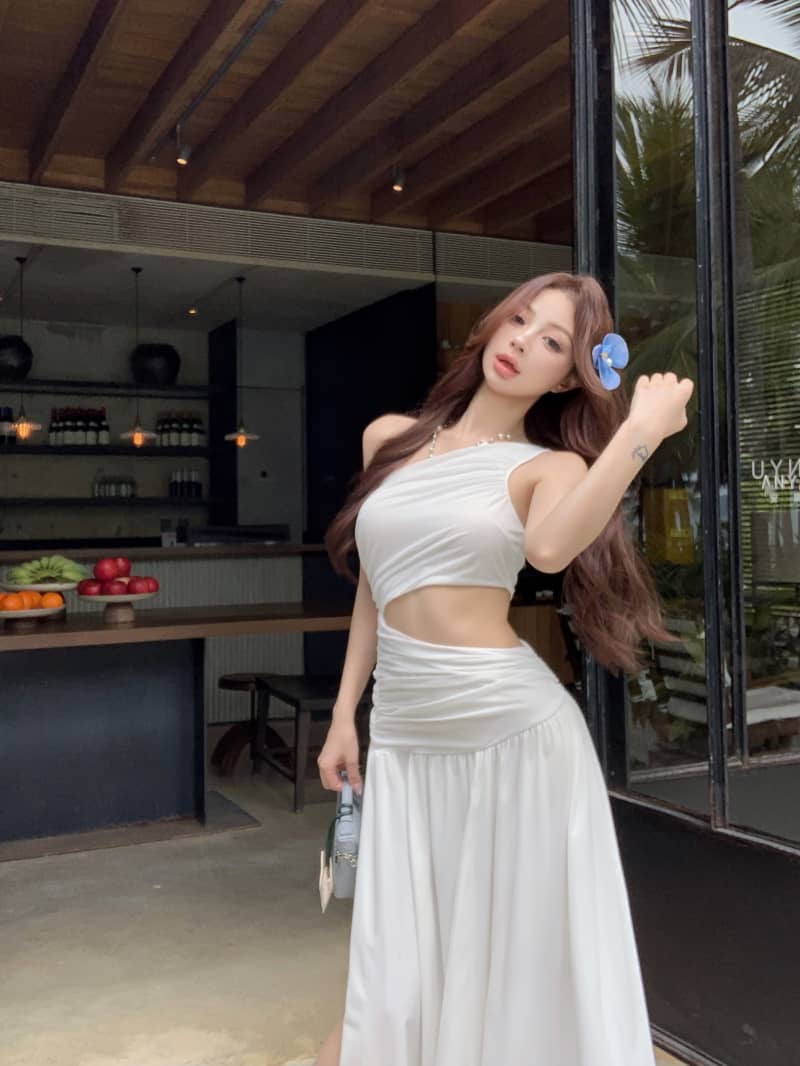 Sleeveless Dress with Cutout