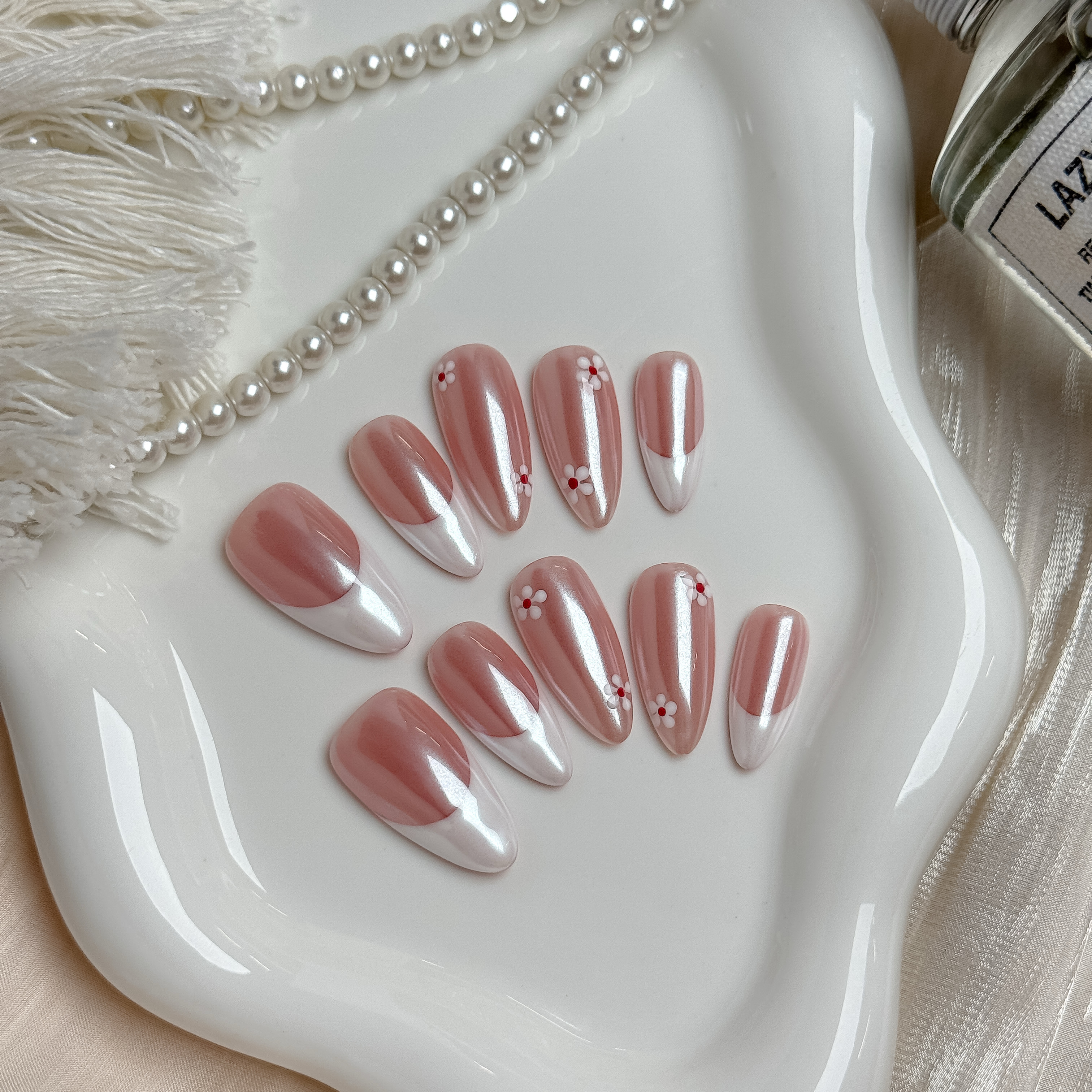 Hand-Painted French Daisy Press-On Nails – Short Almond Shape