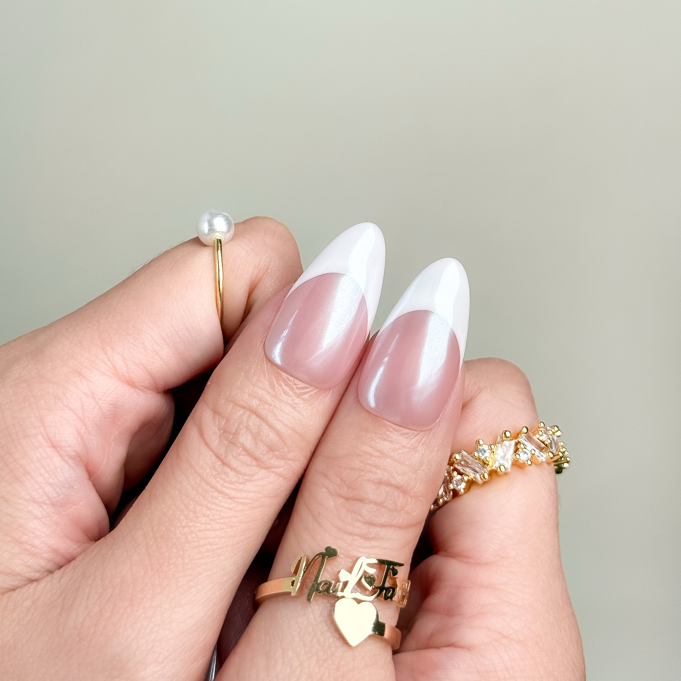 Hand-Painted French Daisy Press-On Nails – Short Almond Shape