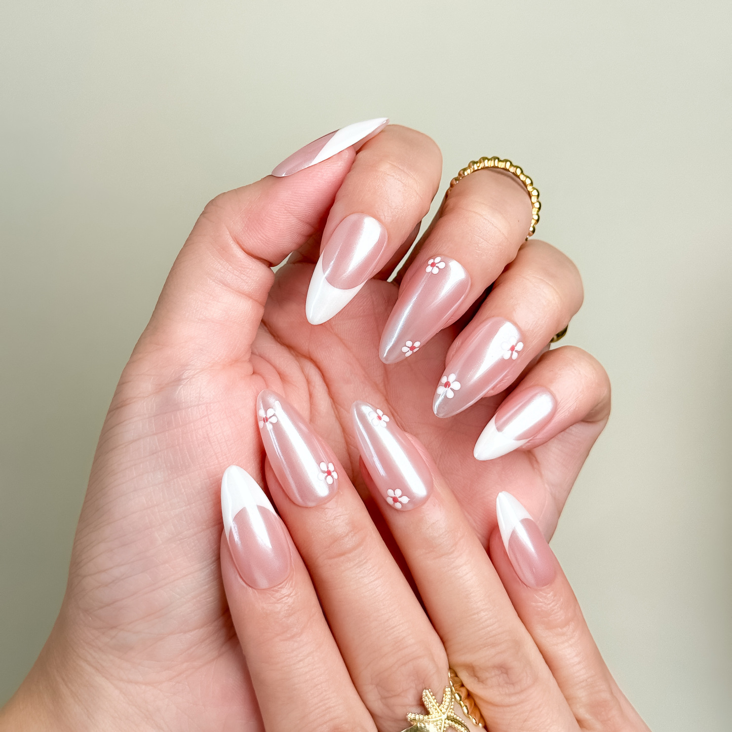 Hand-Painted French Daisy Press-On Nails – Short Almond Shape