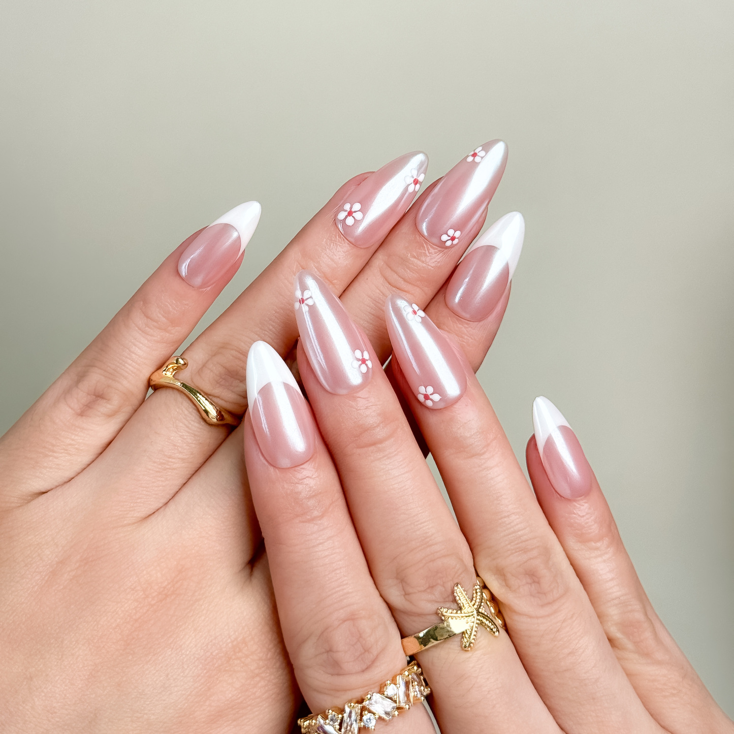 Hand-Painted French Daisy Press-On Nails – Short Almond Shape