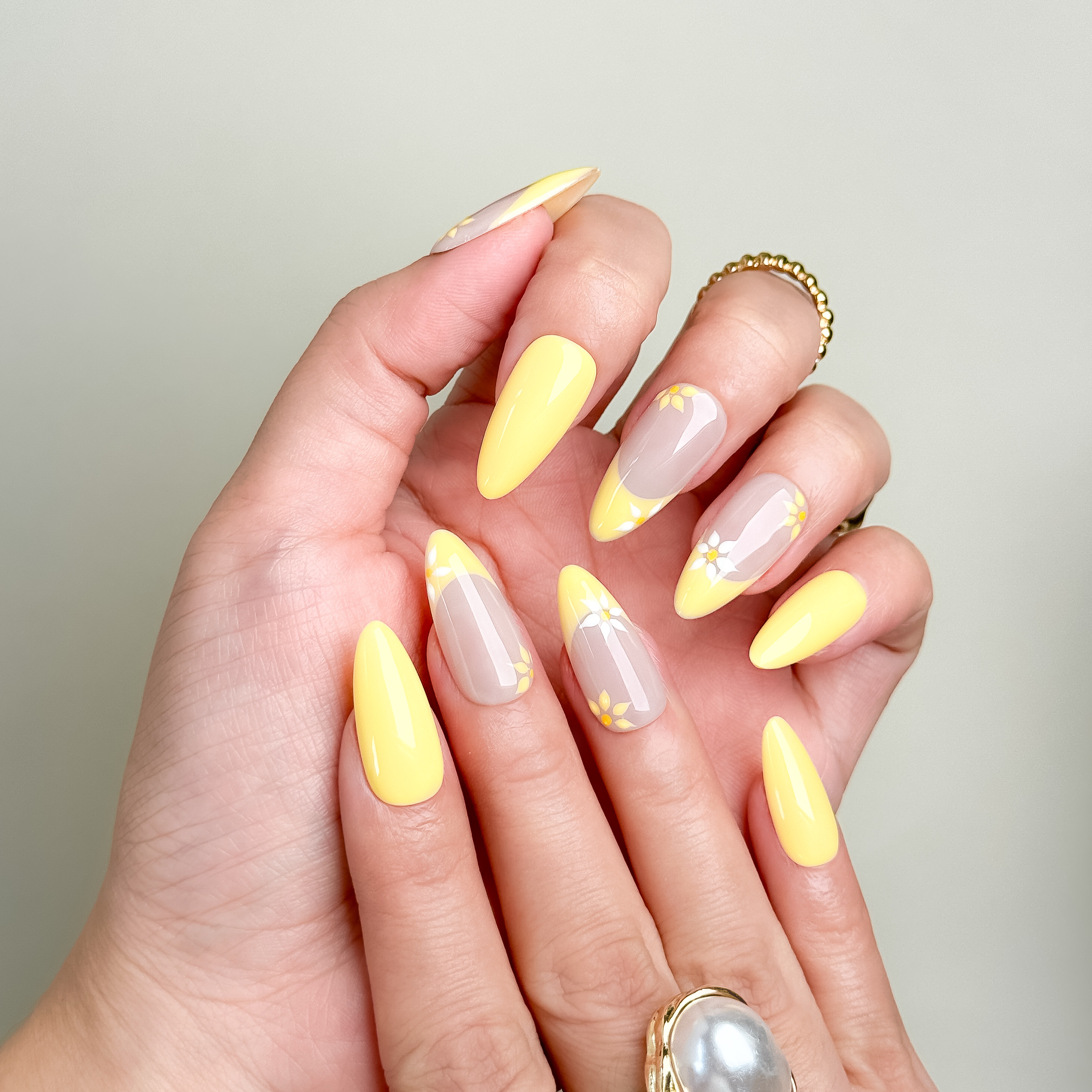 Nail Fairy Yellow Daisy French Press-On Nails – Short Almond Shape