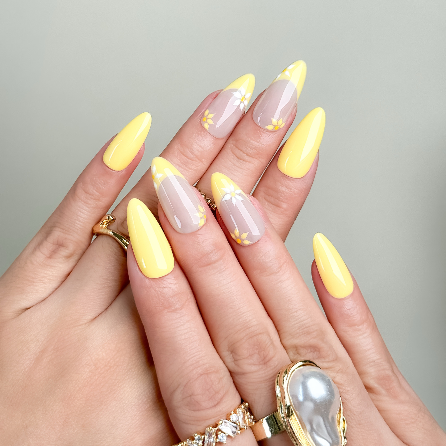 Nail Fairy Yellow Daisy French Press-On Nails – Short Almond Shape