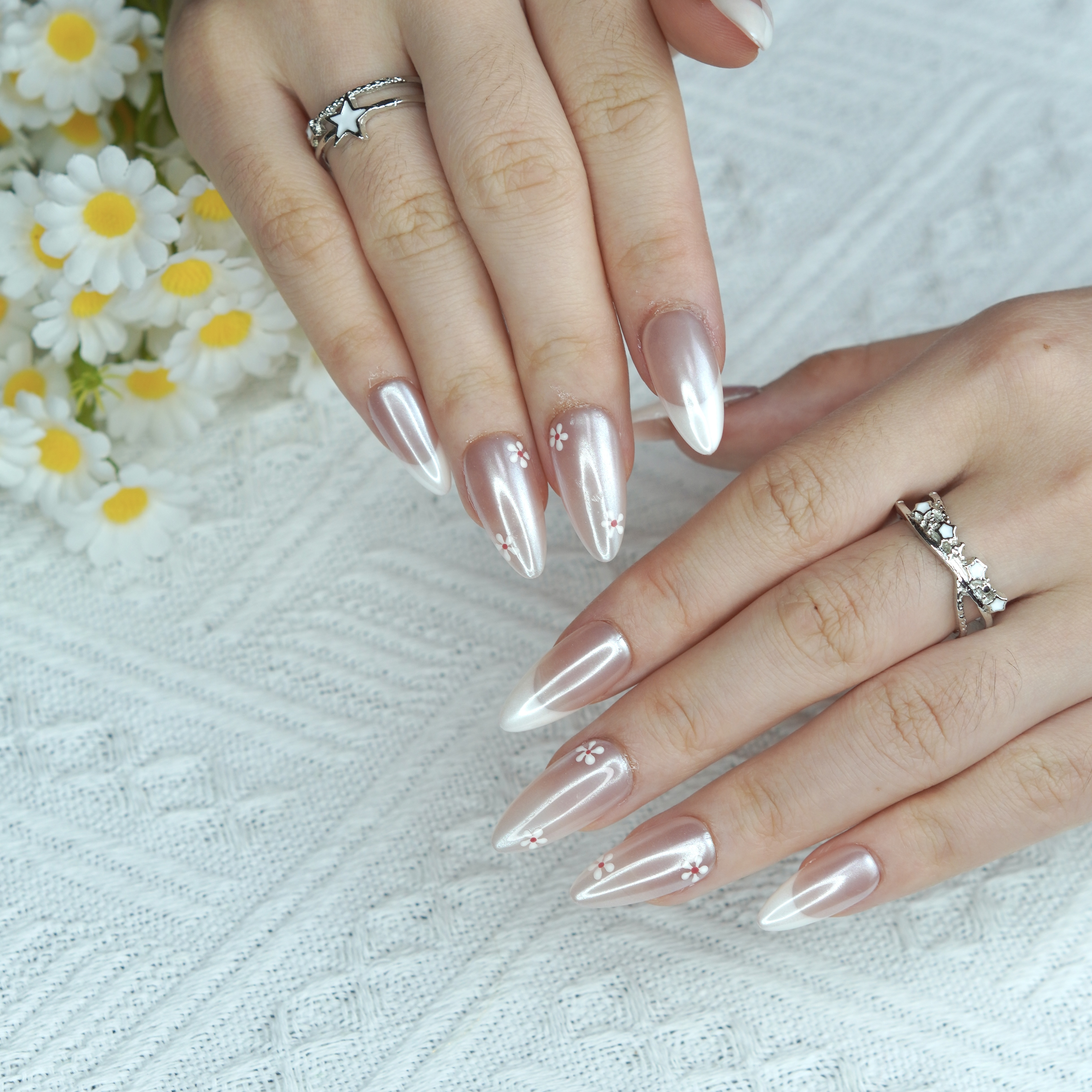 Hand-Painted French Daisy Press-On Nails – Short Almond Shape