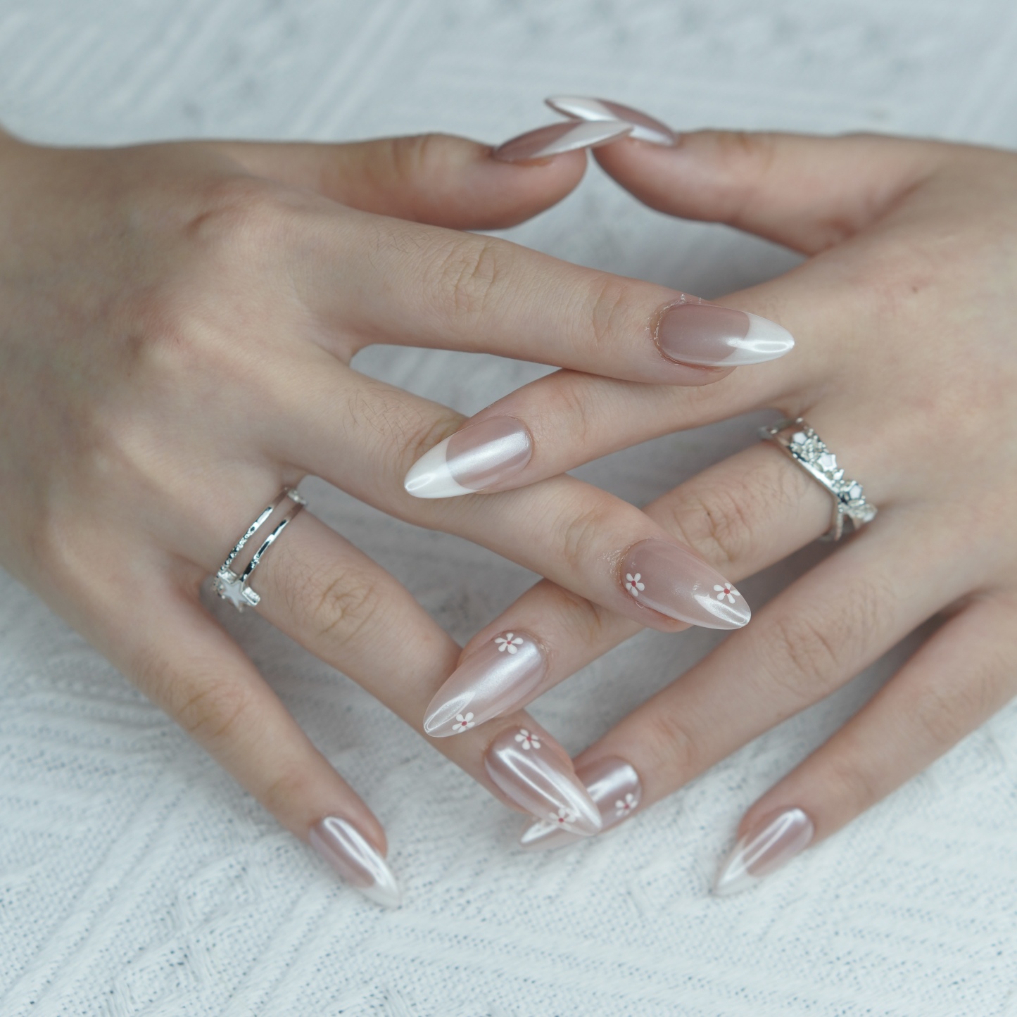 Hand-Painted French Daisy Press-On Nails – Short Almond Shape